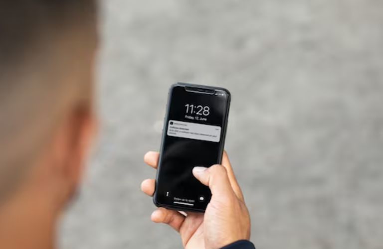 Individual using the Mercedes-Benz App on the phone