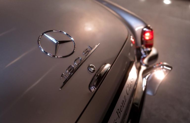 How to make the Mercedes-Benz emblem light up in your luxury vehicle