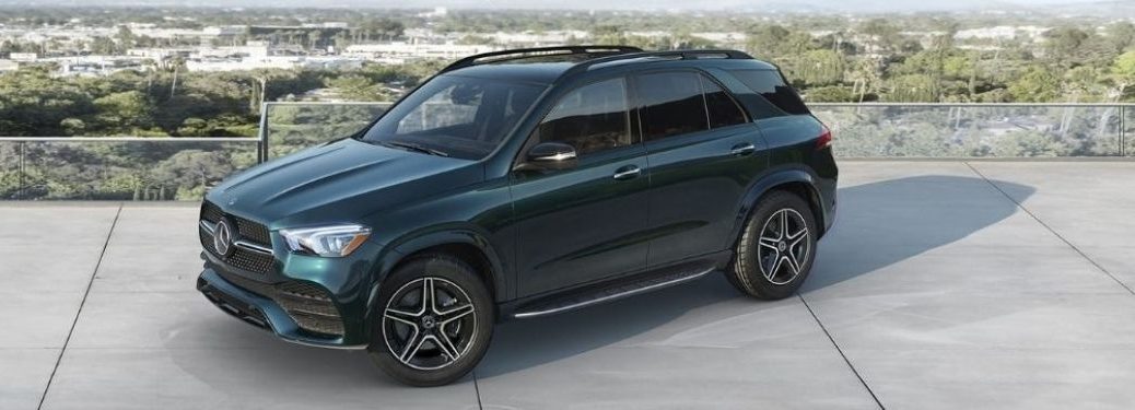 Side-view-of-the-2022-Mercedes-Benz-GLE-parked-on-the-top-of-a-building