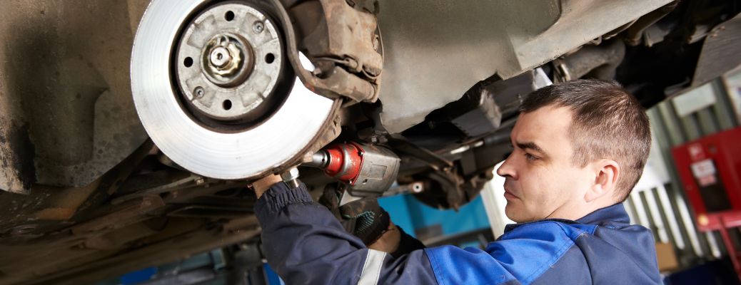 Mechanic examine car's suspension