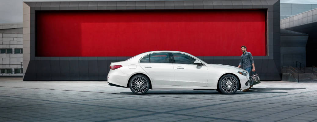 A man choosing a new Mercedes-Benz
