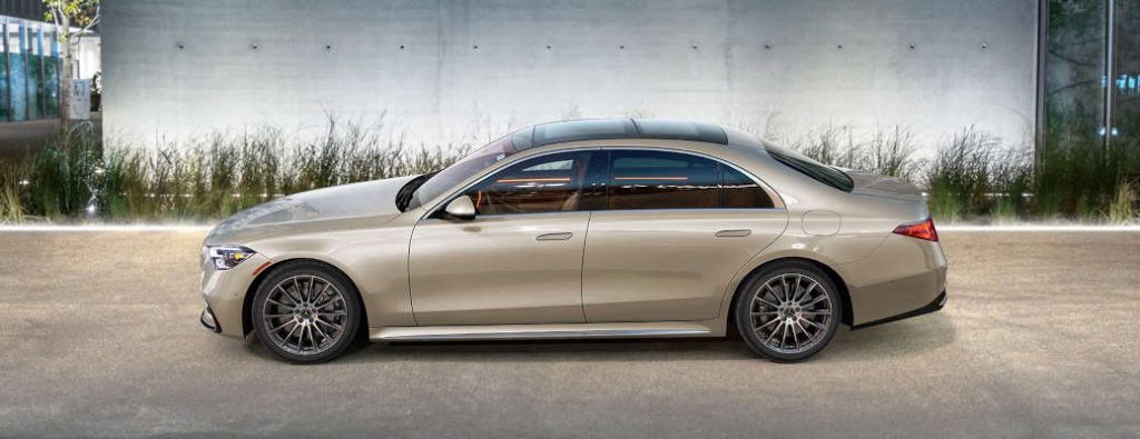 A side view of the 2026 Mercedes S-Class in one of the MANUFAKTUR paint Options 