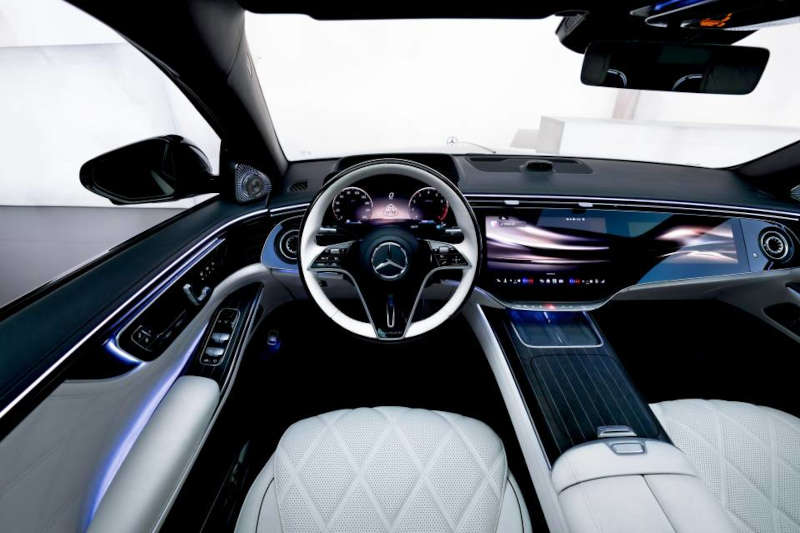The cockpit and controls in the new Mercedes-Maybach S-Class