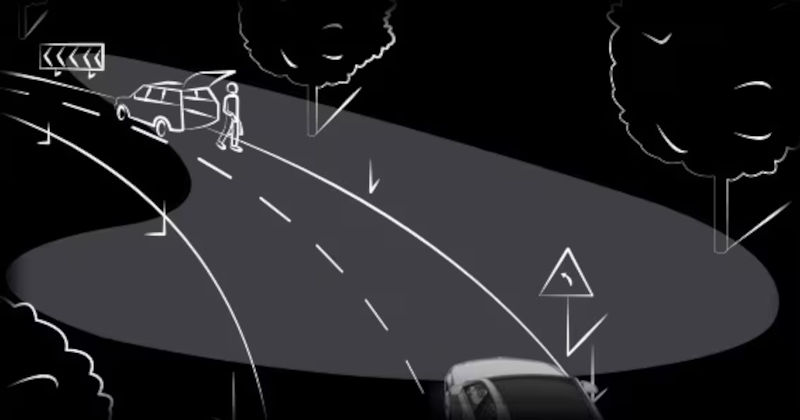 The intelligent headlamp aiming around a corner in a Mercedes-Benz.