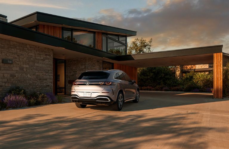 Rear view of the 2027 Mercedes-Benz GLC_B1_o