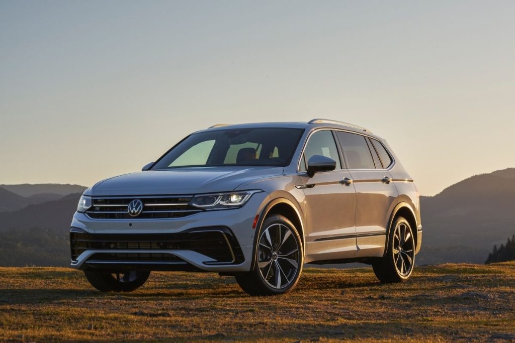 2022 Volkswagen Tiguan front and side view