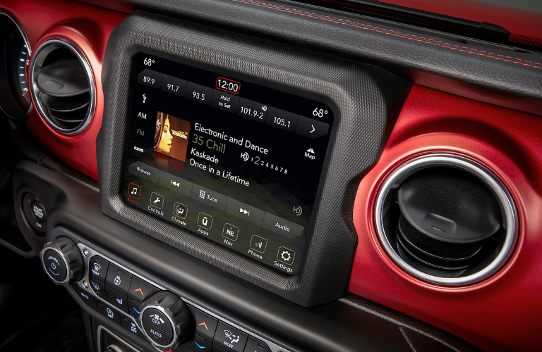 Does the 2020 Jeep Wrangler feature Apple CarPlay or Android Auto?