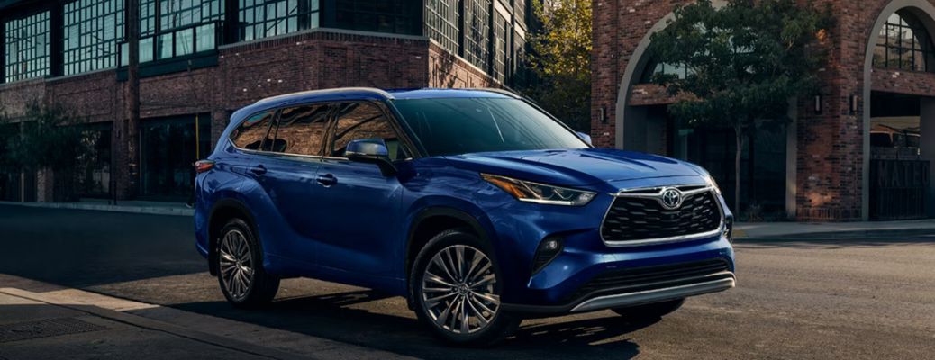 Front-quarter view of the 2026 Toyota Highlander Blue