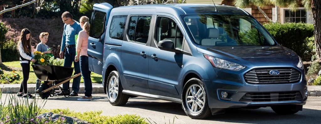 A family with the 2019 Ford Transit Connect Wagon exterior in blue