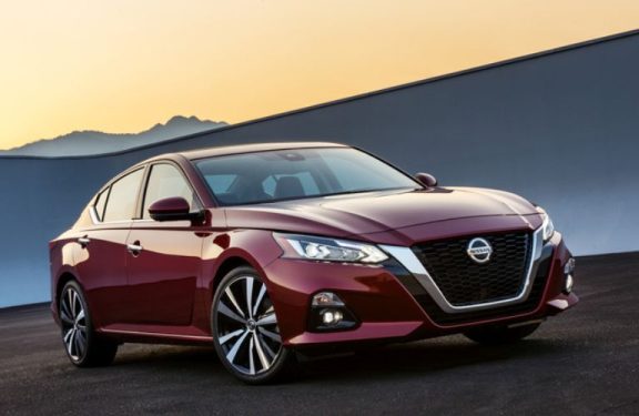 2019 Nissan Altima side and front view