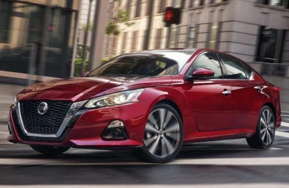 2022 Nissan Altima front and side view