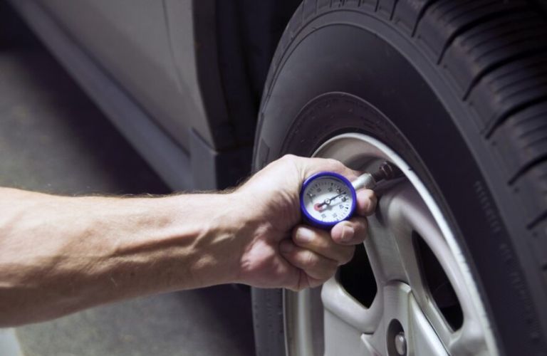 Checking the tire air pressure