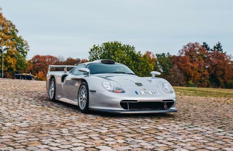 Porsche 911 GT1 exterior front view