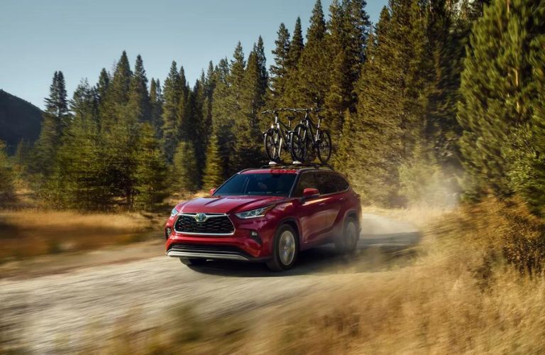 What is the Fuel Economy Rating of the 2022 Toyota Highlander Hybrid?