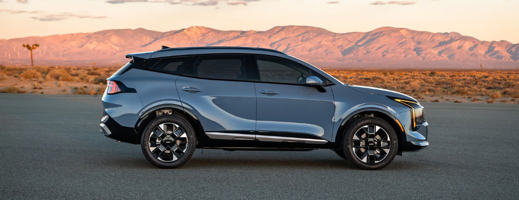 Side view of the 2026 Kia Sportage HEV Blue