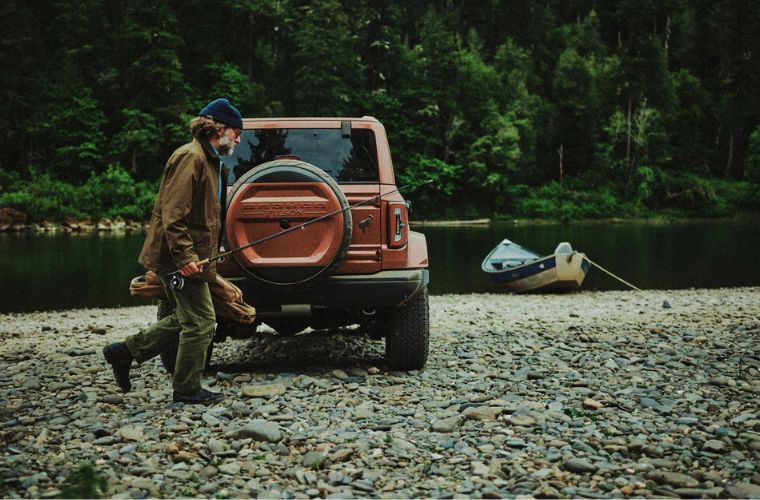 Bronco Filson rear view on rocks