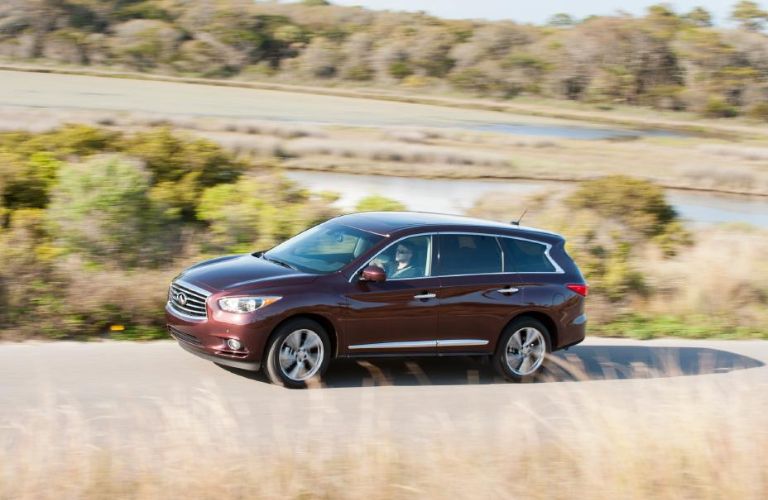 side view of the 2014 INFINITI QX70