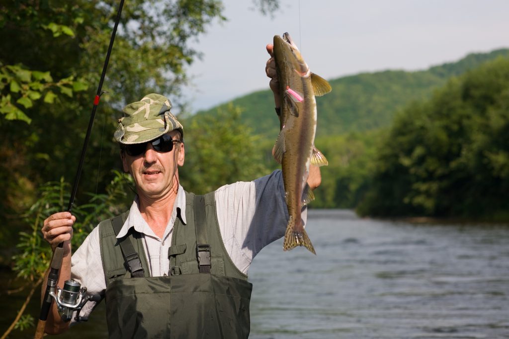 Fisherman catch. Охота и рыбалка. Рыбак с удочкой. Сибирский нахлыст. Man in river fishing.