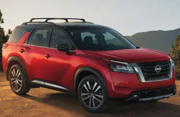 2022 Nissan Pathfinder side and font view