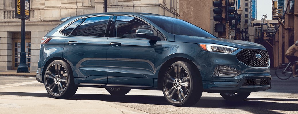 2023 Ford Edge side view in a city
