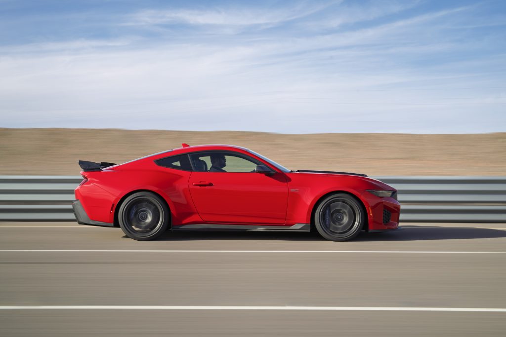 Dark Horse SC side view on track