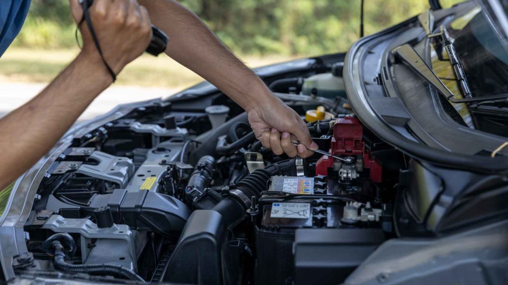 Con un gesto experto, el mecánico cambia la batería del automóvil, garantizando un suministro de energía confiable para el vehículo. Su destreza demuestra la importancia del mantenimiento preventivo para mantener el motor en funcionamiento óptimo y evitar contratiempos en el camino.