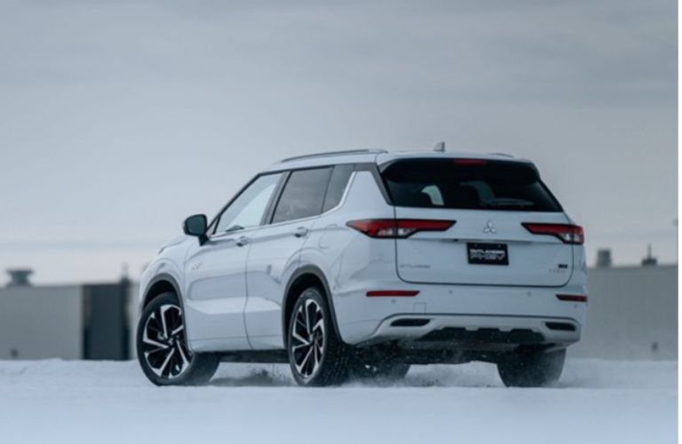 2025 Mitsubishi Outlander PHEV exterior rear view