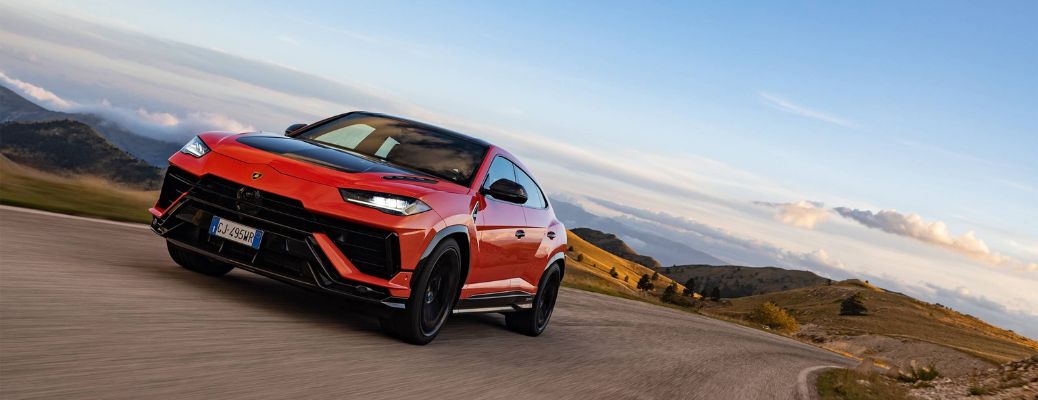 Front-quarter view of the 2024 Lamborghini Urus Performante
