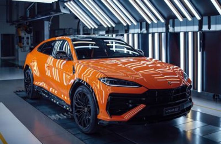 Lamborghini Urus SE exterior front view