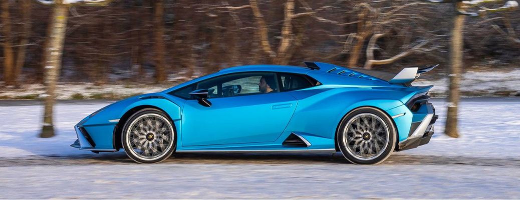 Side view of the 2022 Lamborghini Huracán STO Base