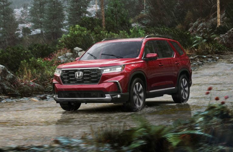 front quarter view of the 2025 Honda Pilot in the rain