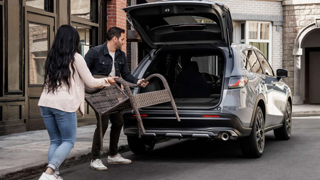 A couple in San Juan using the cargo space of the versatile 2026 Honda HR-V