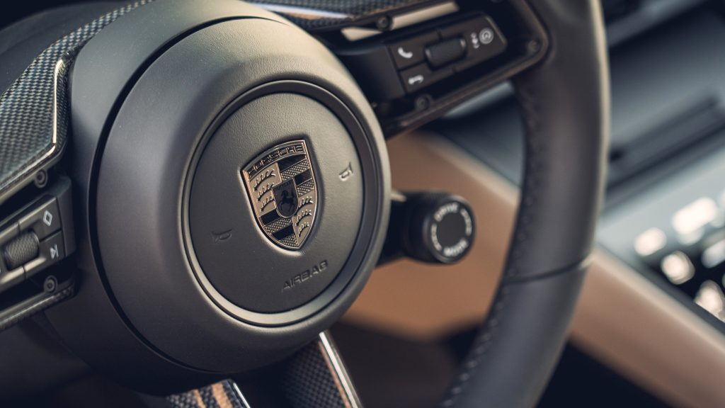Macan Turbo Electric interior streering wheel badge