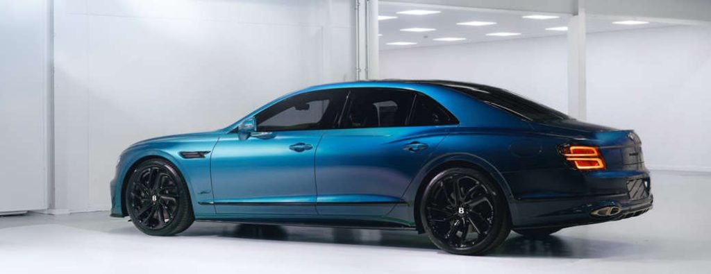 A side exterior view of the 2025 Bentley Flying Spur with the new available color scheme