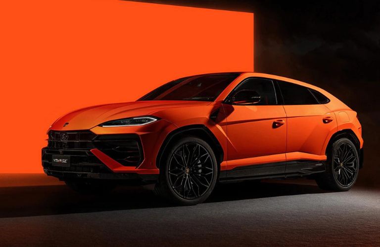 Front-quarter view of the Lamborghini Urus SE Orange