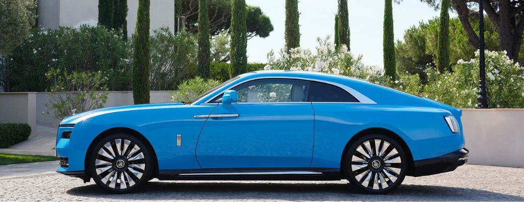 Side view of the Rolls-Royce Spectre Blue