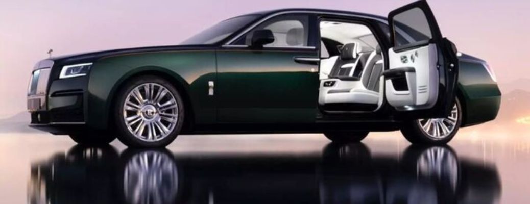 Side view of the 2015 Rolls-Royce Ghost Green