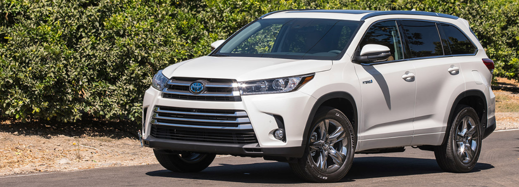 Side view of the 2017 Toyota Highlander Hybrid