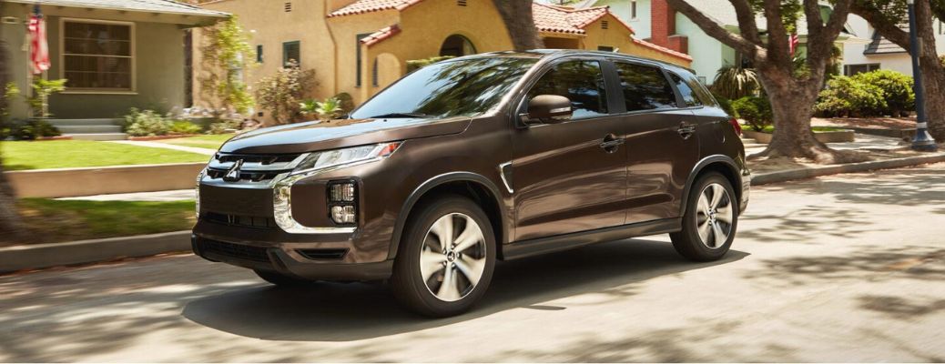 Front three-quarter view of the 2022 Mitsubishi Outlander