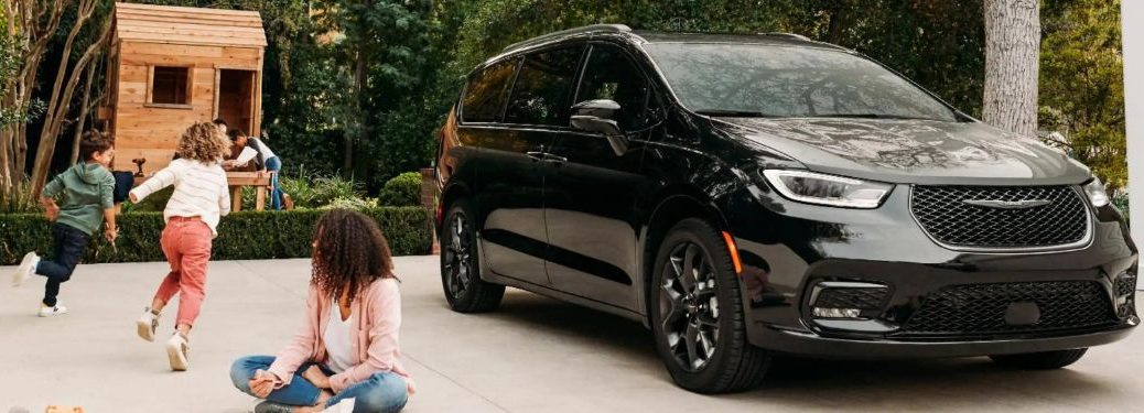 2023 Chrysler Pacifica side and front view