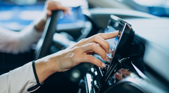 Tecnología en autos modernos con sistemas de seguridad y conectividad