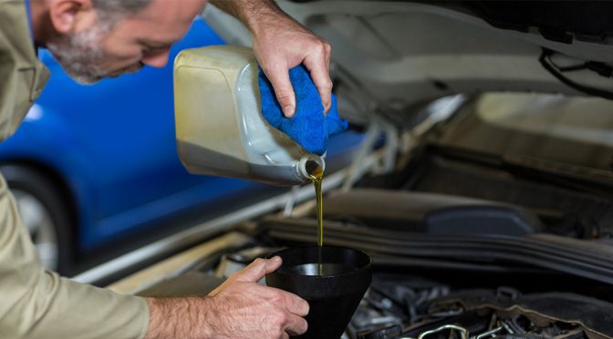 Cada cuánto cambiar el aceite del auto durante el mantenimiento del motor