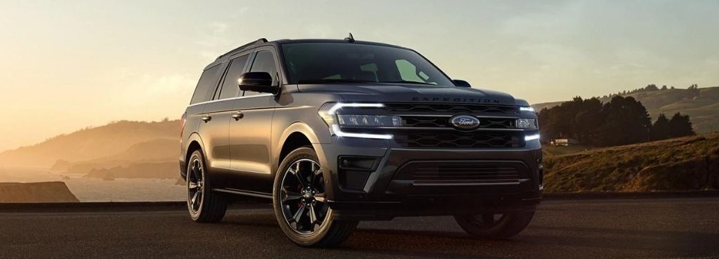 2022 Ford Expedition side and front view