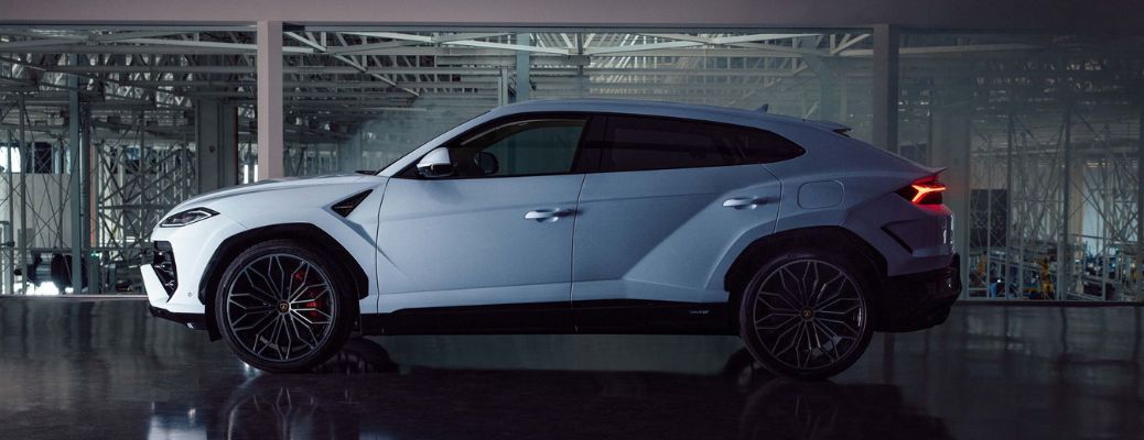 2026 Lamborghini Urus SE exterior side view