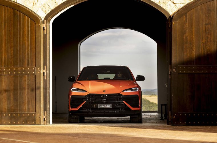 New Lamborghini Urus SE Tettonero Capsule exterior front view