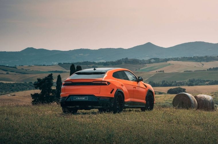 2027 Lamborghini Urus SE exterior rear view