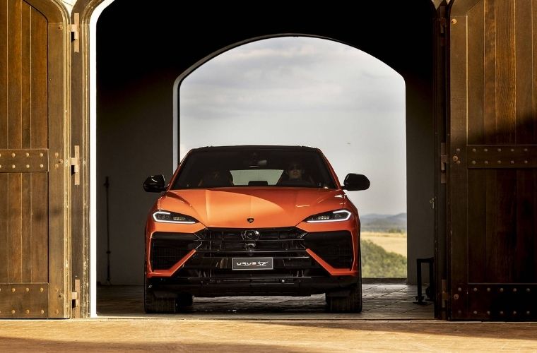 2027 Lamborghini Urus SE exterior front view