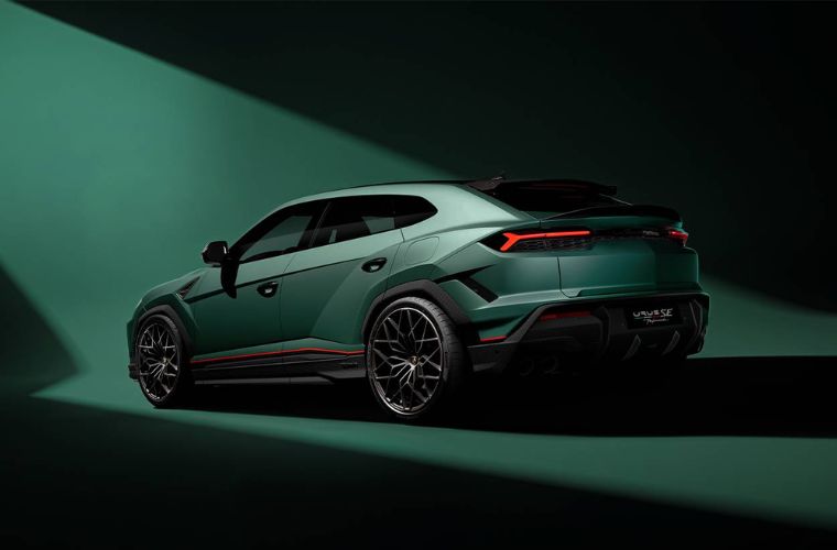 2026 Lamborghini Urus SE exterior rear view