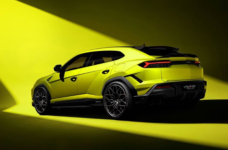 Lamborghini Urus SE Performante exterior rear view