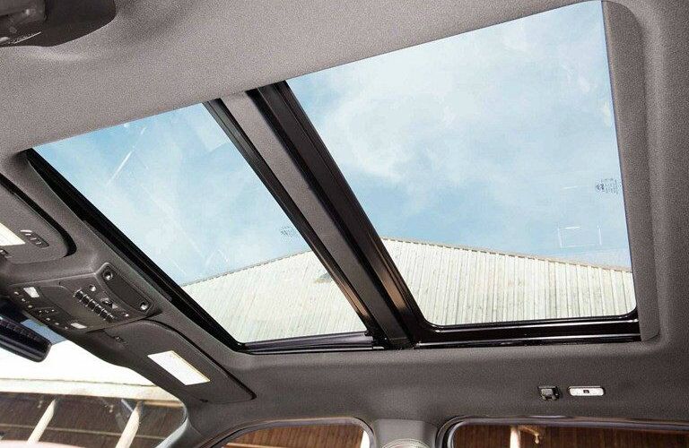 Panoramic dual-pane sunroof of 2019 Ford Super Duty F-350 Limited